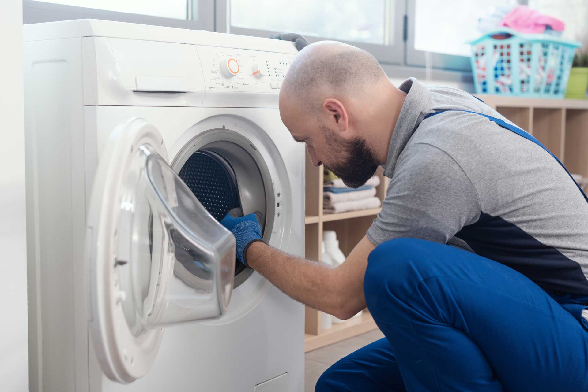 Appliance technician providing same-day repair service in FL